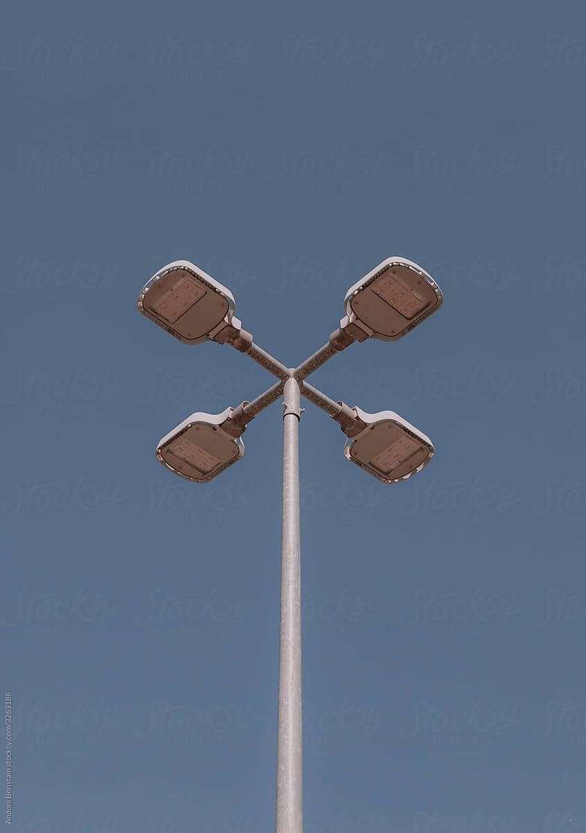 Lampost with multidirectional lightling
