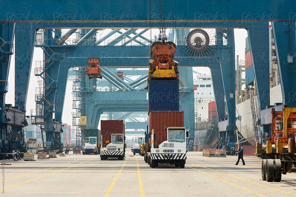 International cargo shipping terminal