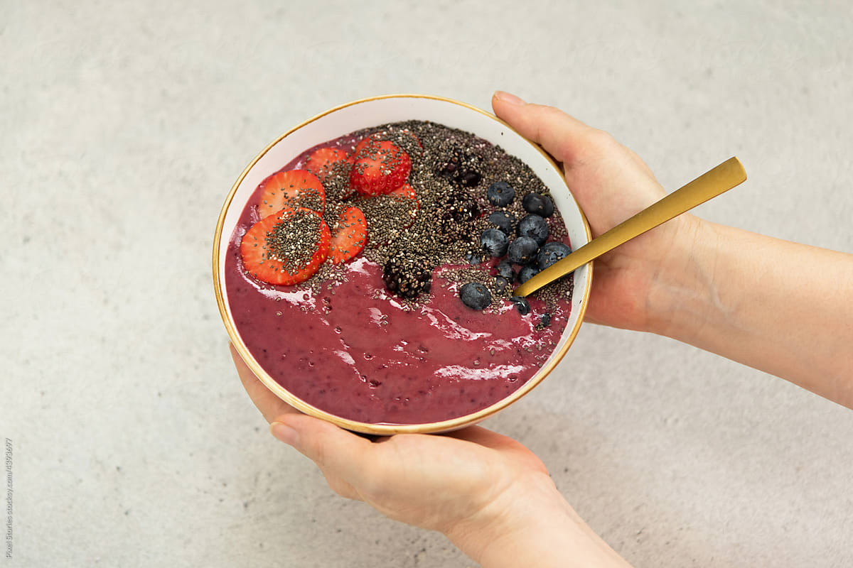 Strawberry and raspberry detox breakfast smoothie bowl