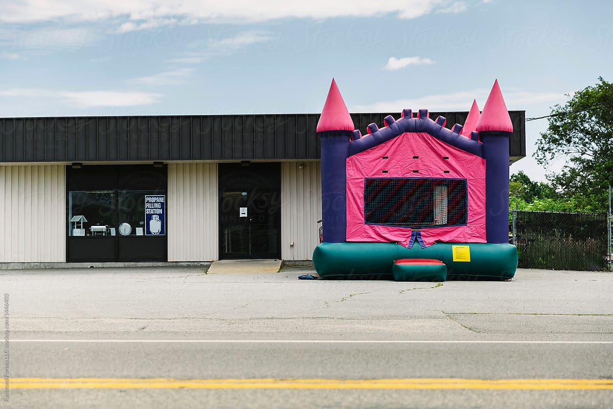 Bounce House that is Pink on side of road