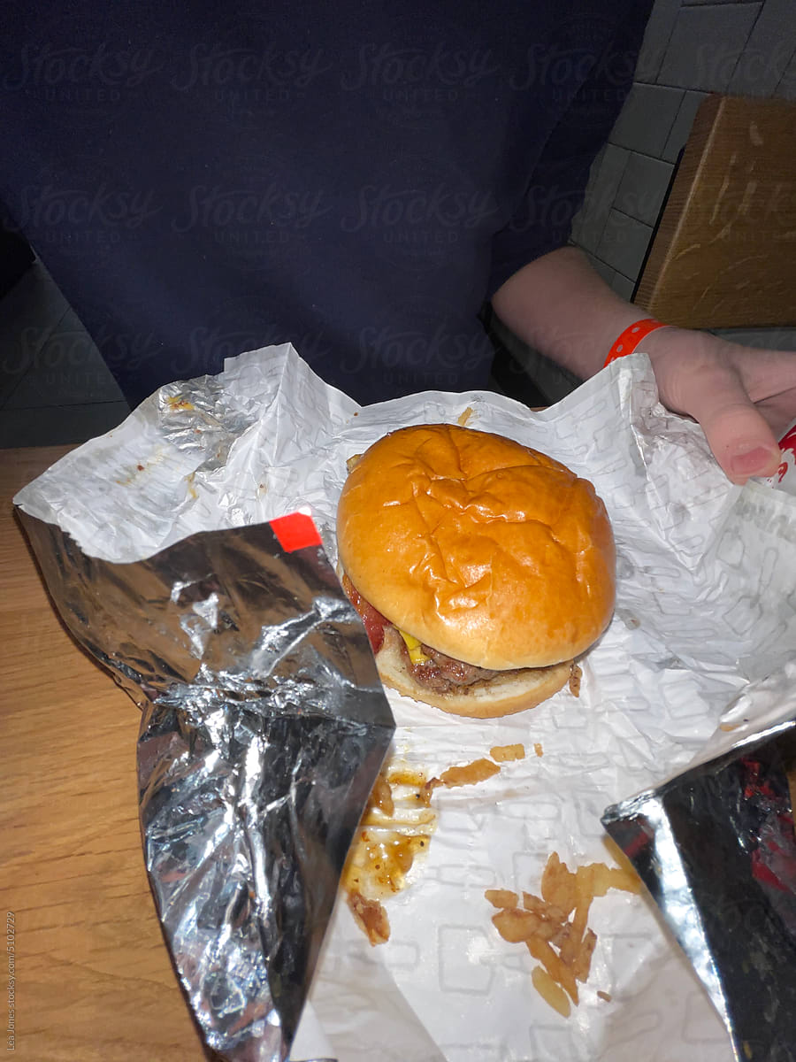 tween eating a burger UGC