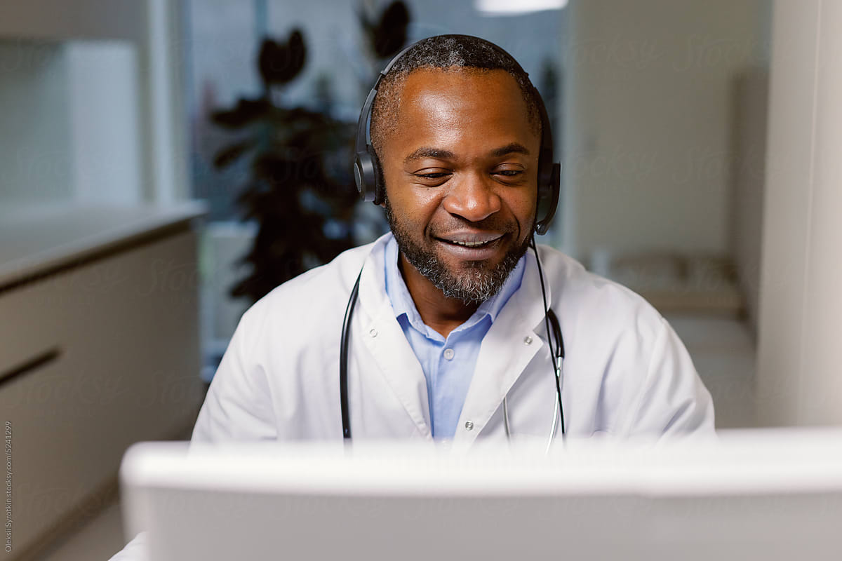 Medical practitioner headphone telemedicine online