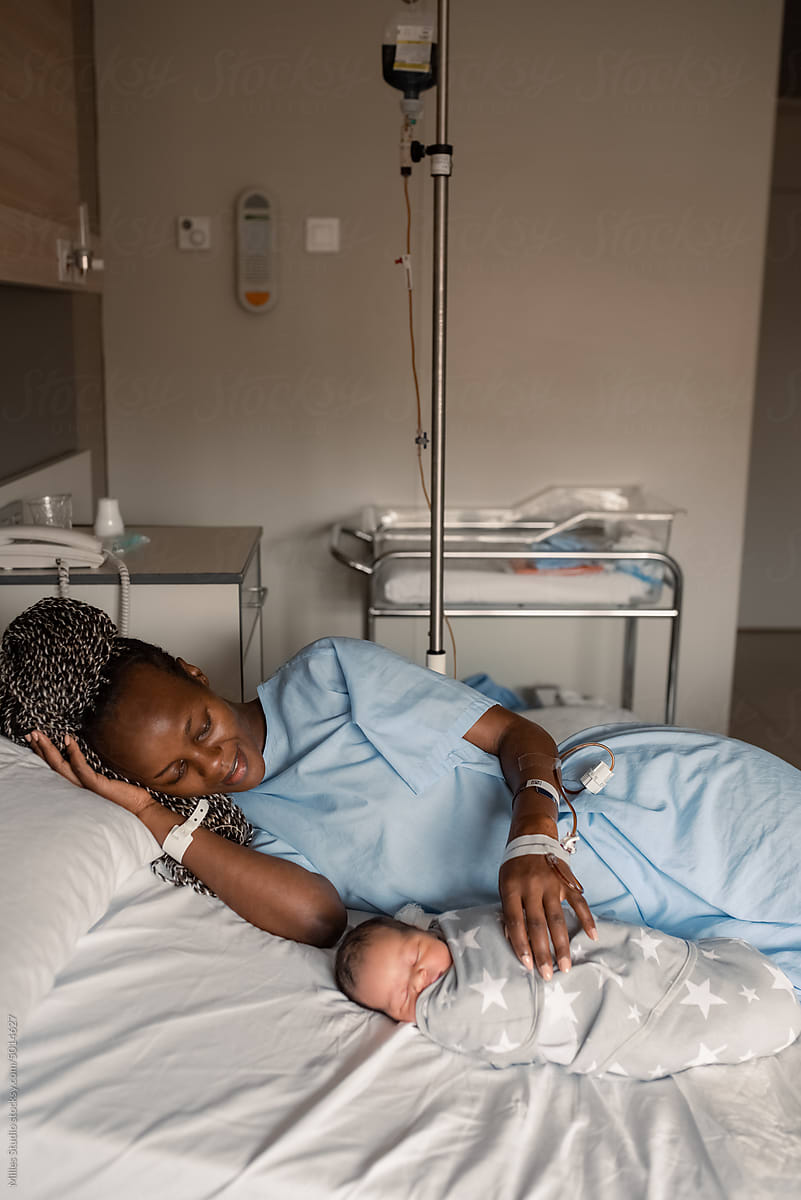 Black mom with infant on hospital bed