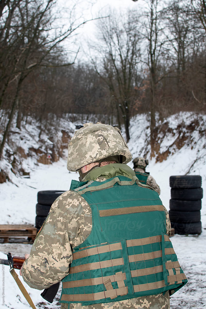 A soldier prepares for training in shooting with a machine gun