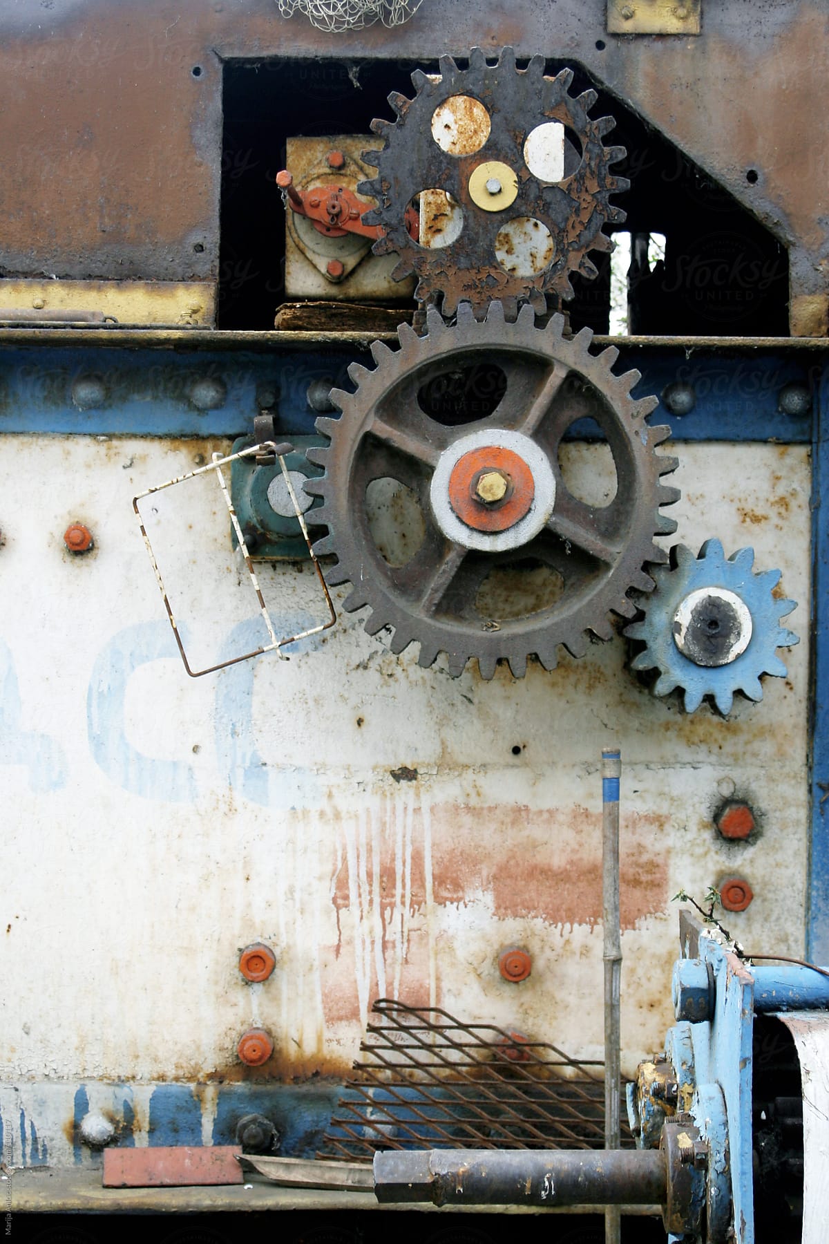 Mechanism with gears,screws and nails
