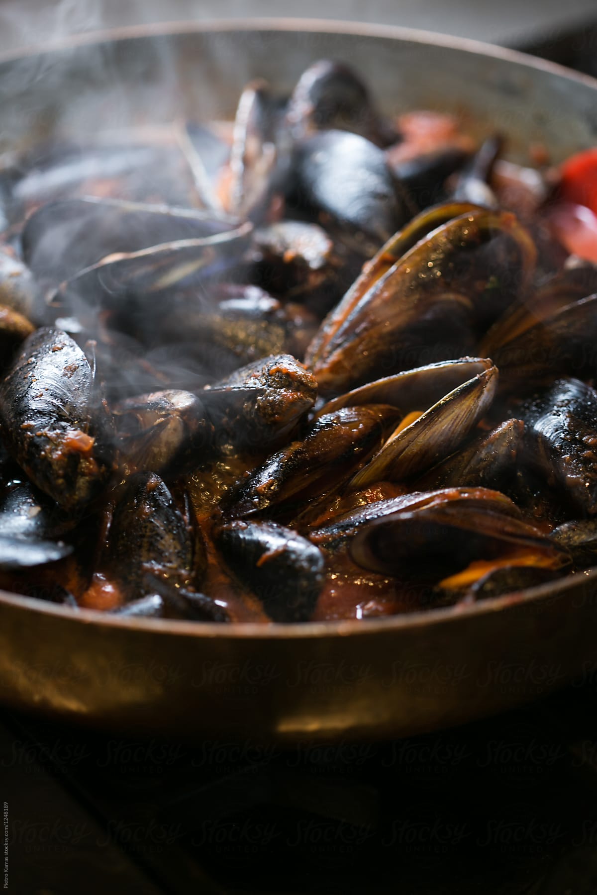 A pan with mussels