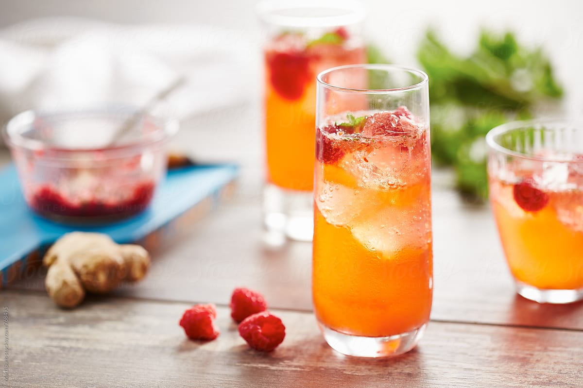 Raspberry fizz cocktail, ginger