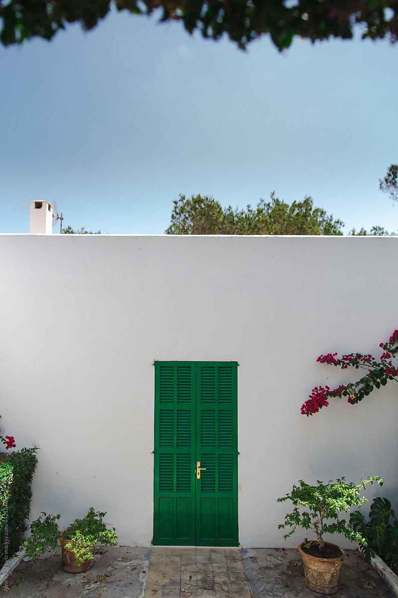 Pretty whitewashed vacation cottage in sunny Mallorca