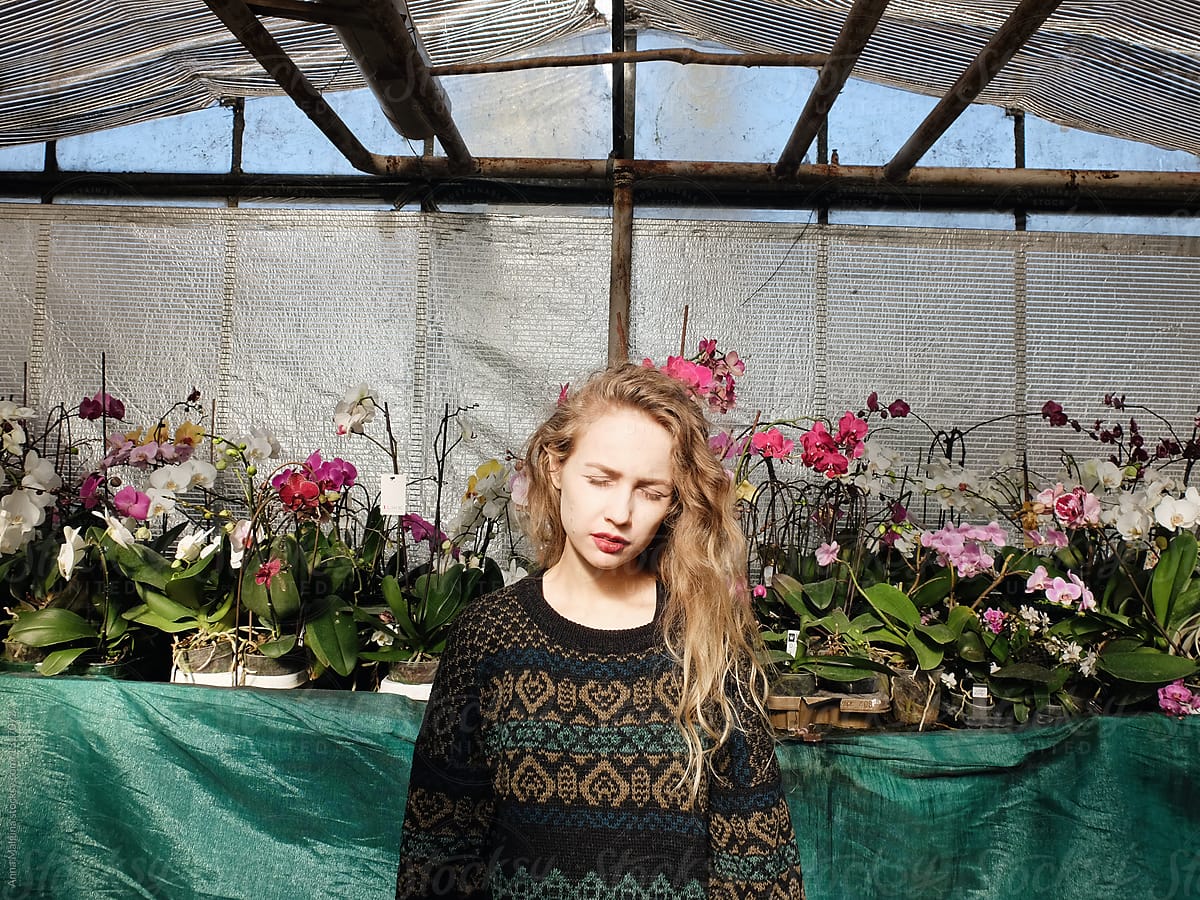 A Beautiful Woman In A Greenhouse Closing Eyes Del Colaborador De Stocksy Anna Malgina Stocksy