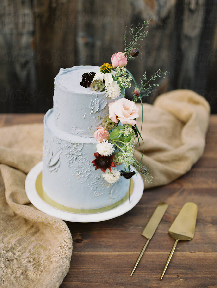 detailed view of a wedding cake and golden cutlery on a table