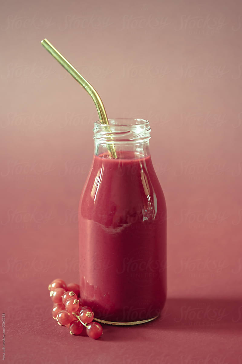 Pink smoothie, currants and metal straw