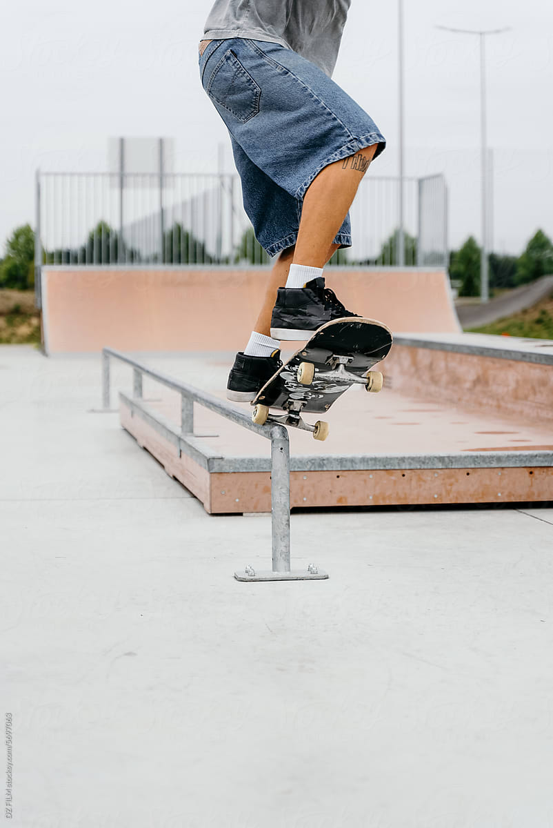Men\'s legs on a skateboard during a stunt