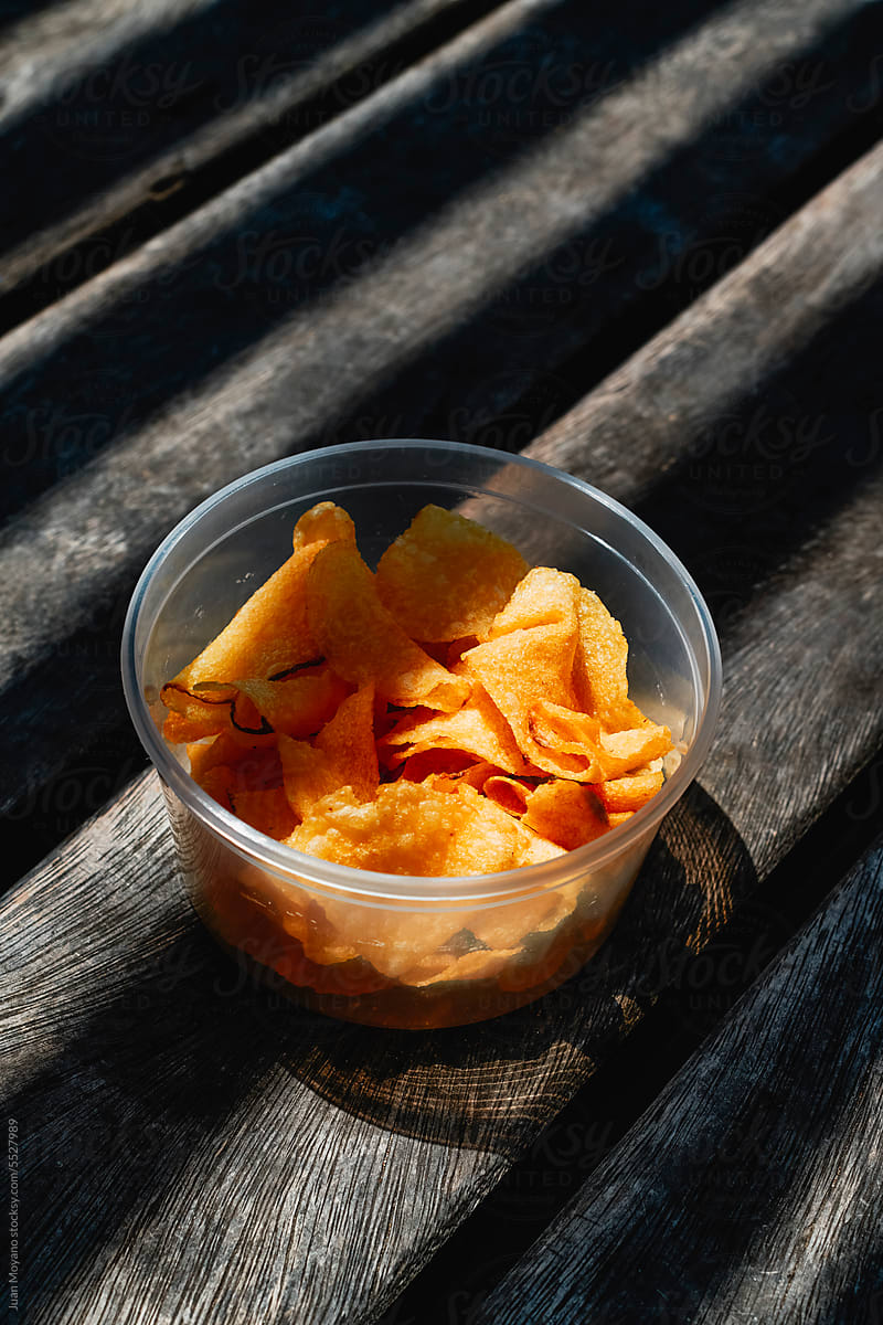 round plastic container with potato chips