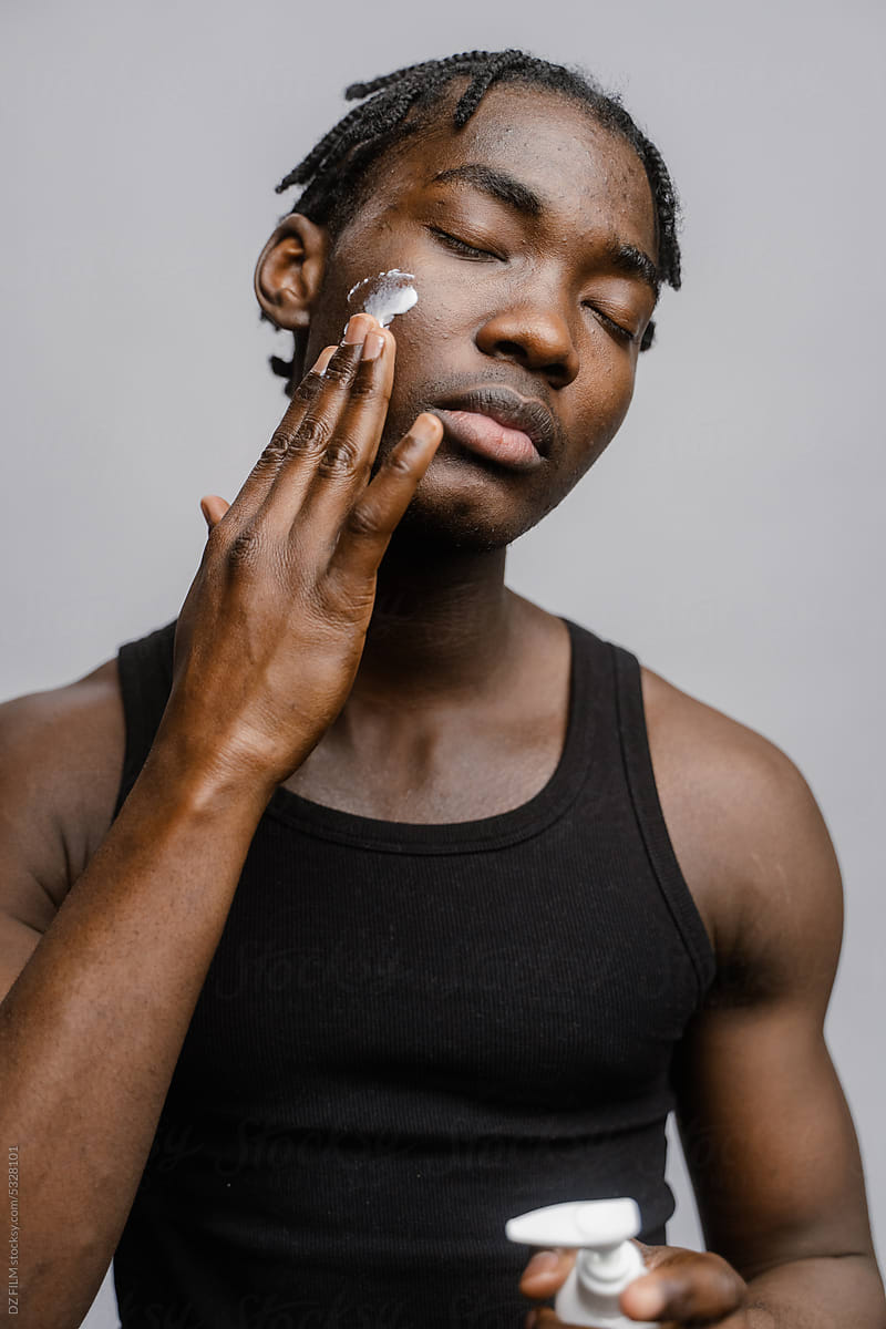 A man puts a moisturizer on his face
