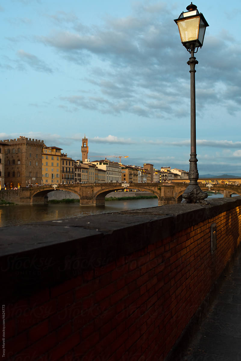 Ponte Vecchio Firenze at sunset with lamppost