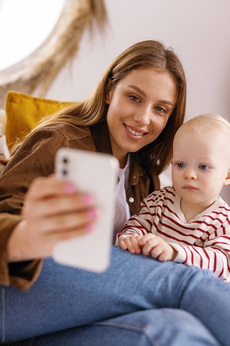 Motherly take selfie gadget phone up-to-date gadget positivity child