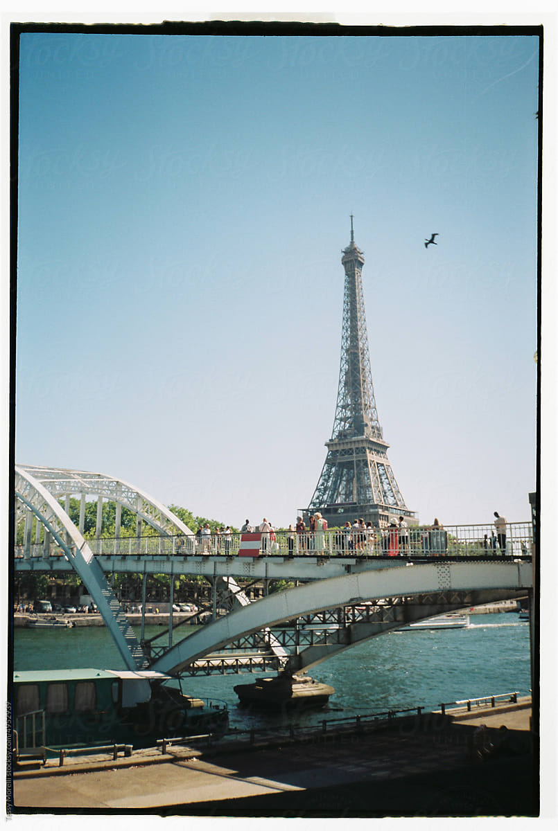Anonymous tourist crowd on Paris bridge