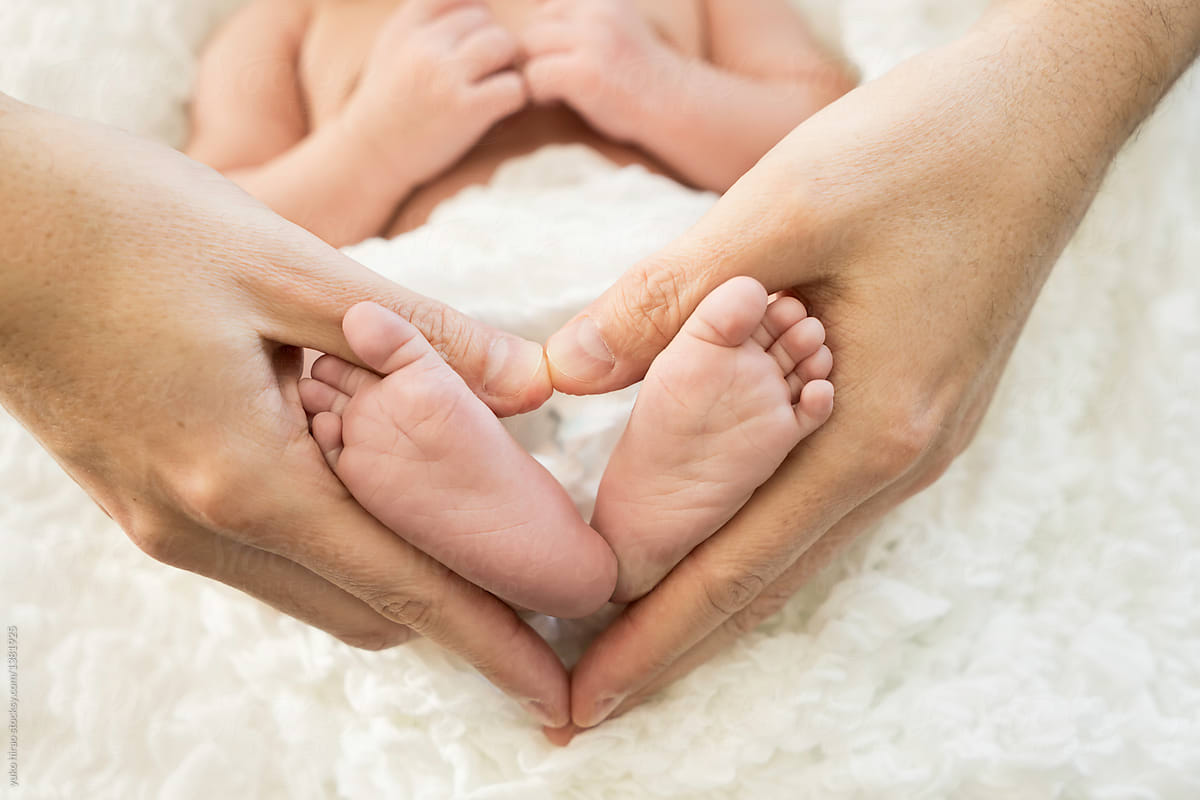 Family heart with hands and newborn\'s feet