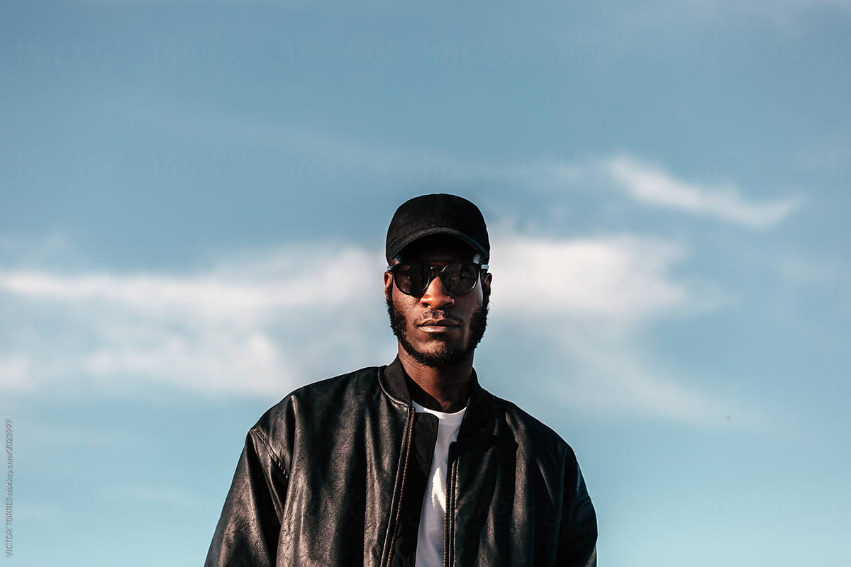 «Young Black Man Wearing Black Cap And Sunglasses Looking At Came» del ...