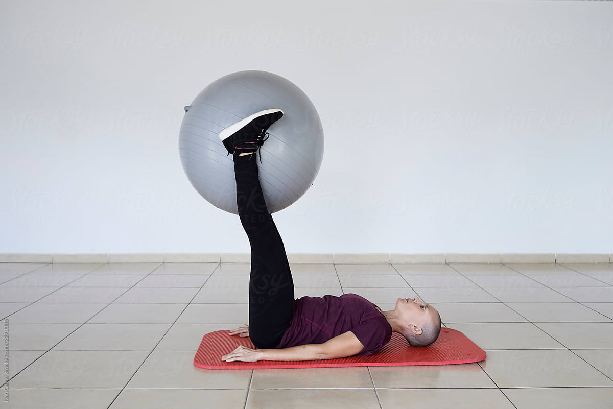 Abdomen pilates workout with fitball.