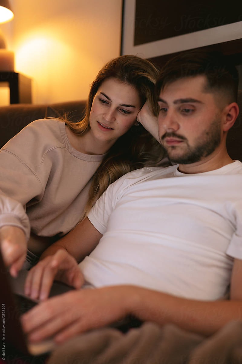 Couple shopping remotely from home