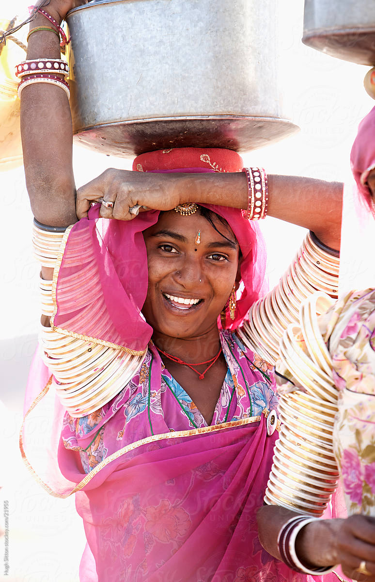 Indian women wearing sari's in the Thar desert. Rajasthan.