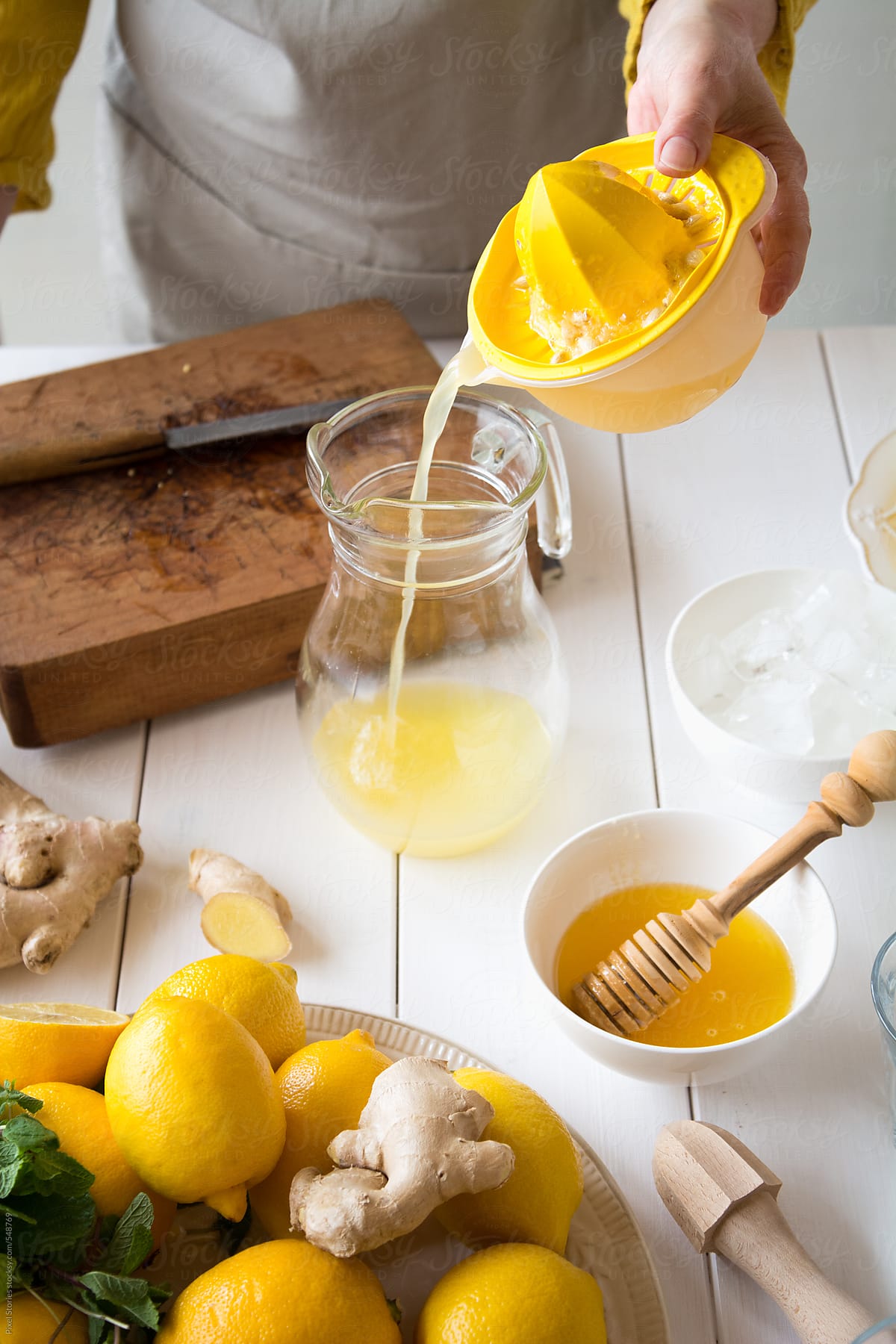 Drinks: making ginger lemon fizz