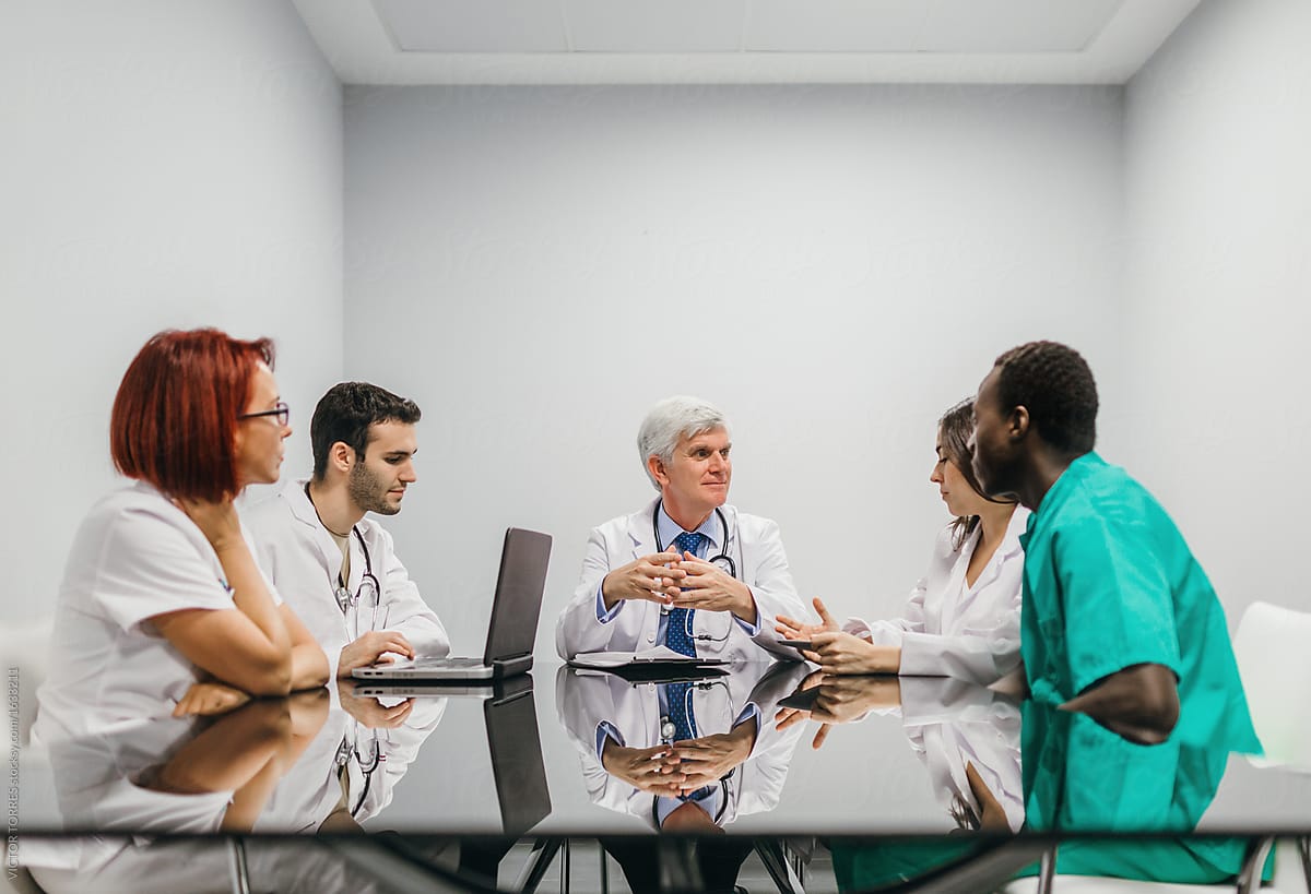 medical-team-in-meeting-room-del-colaborador-de-stocksy-victor