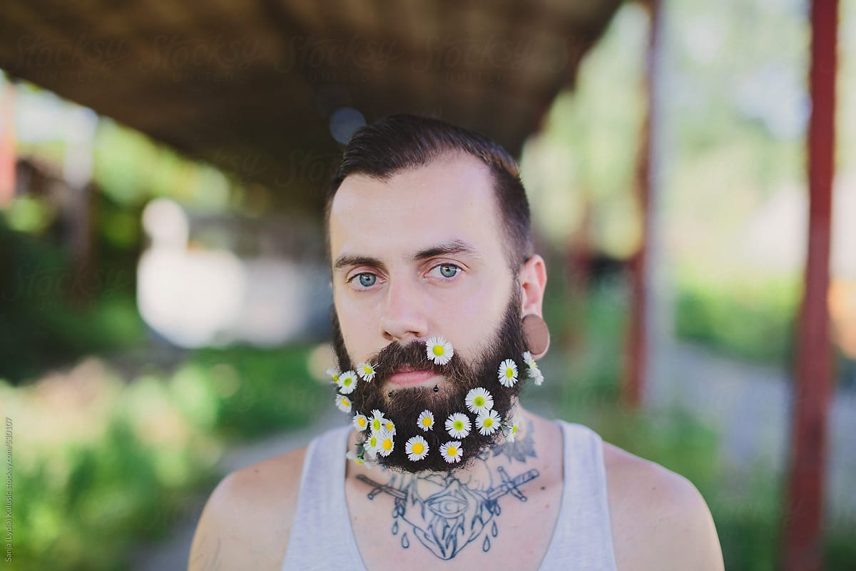 Украшают мужика. Украшения для бороды. Цветы в бороде. Цветная борода. Борода с цветочками.