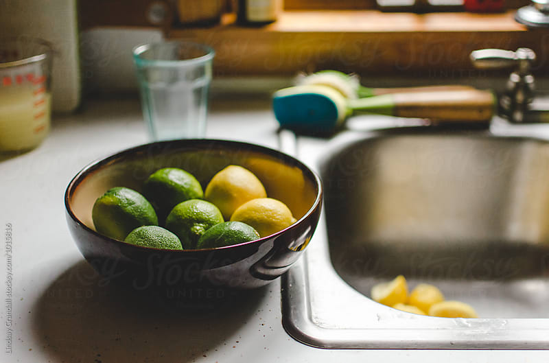 Bowl of citrus fruit on kitchen counter
