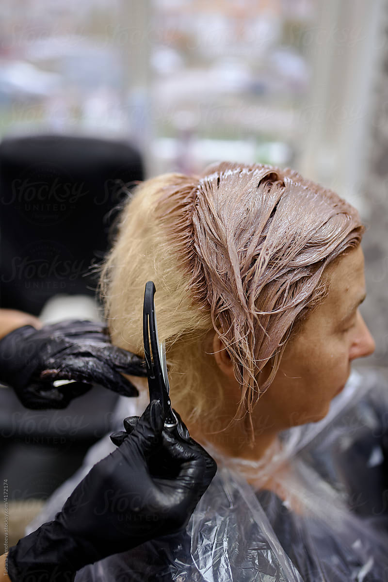 hair master dyes hair hair with beauty salon