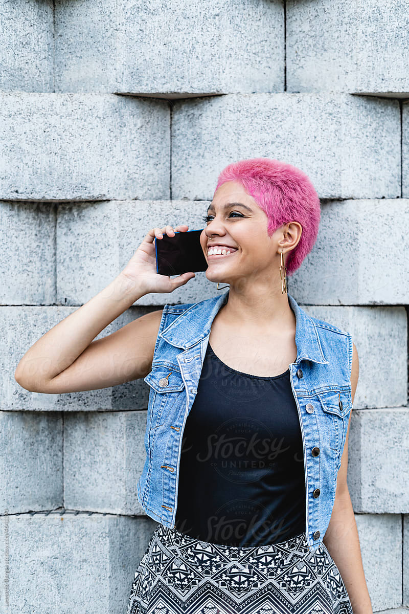 Smiling young woman talking on her cell phone.