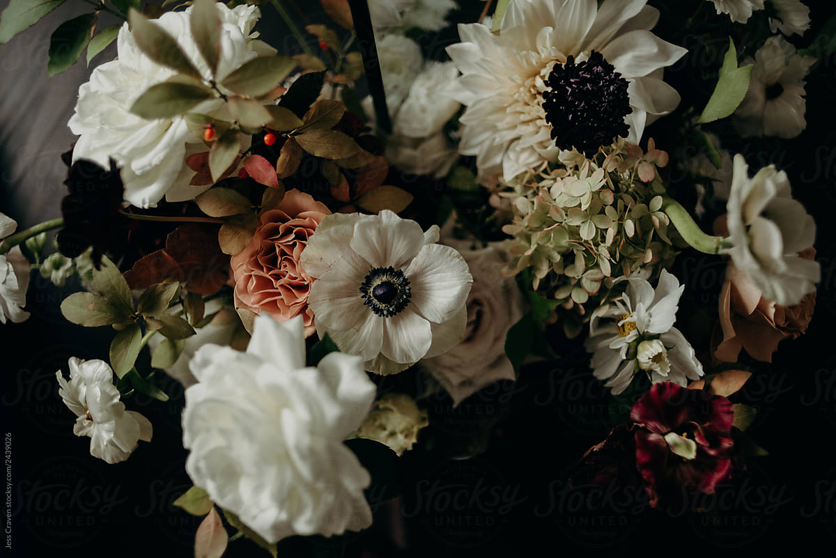 White and peach romantic wedding floral arrangement