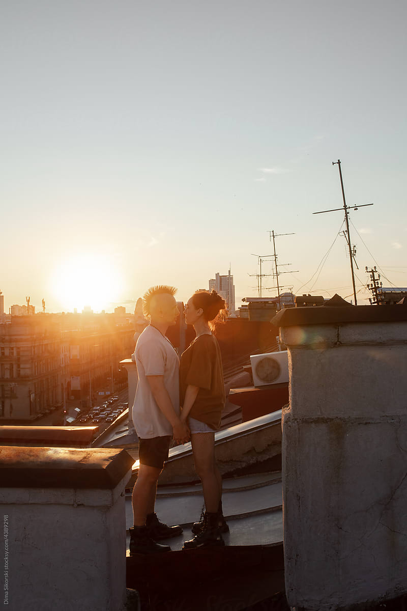 love photo shoot on the roof at sunset