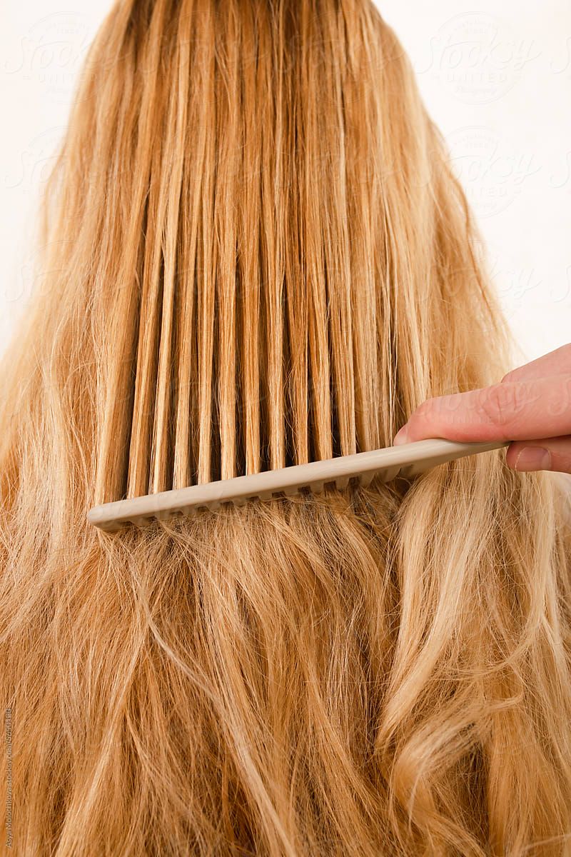 Combing dry and damaged hair after dyed