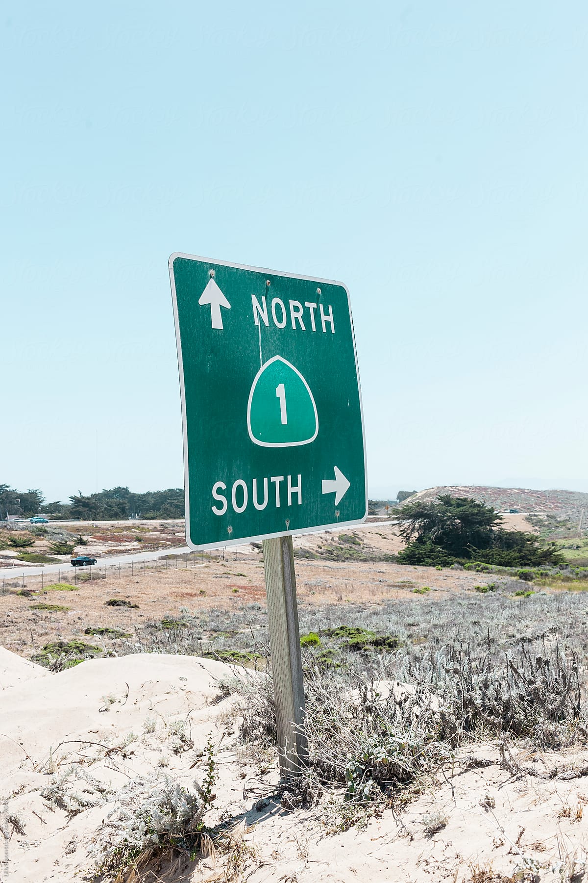 Road sign of Highway 1, pointing north and south
