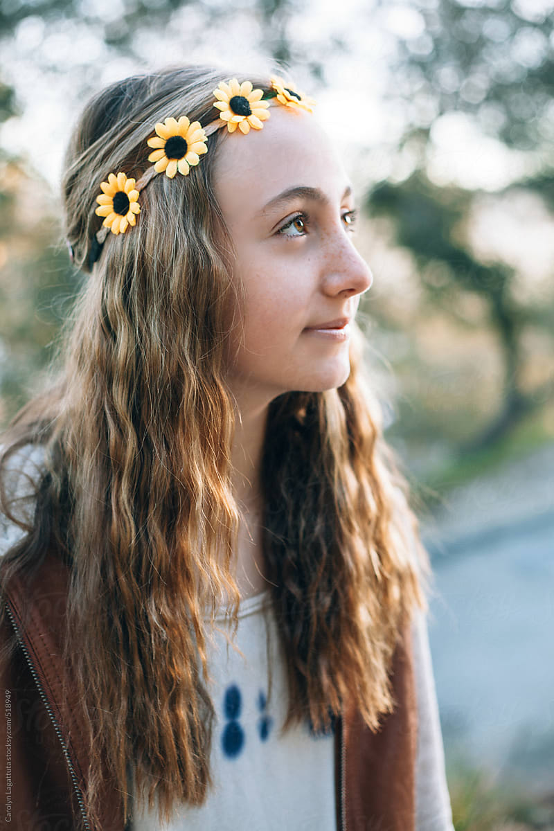 Teenage Girl With Wavy Hair And A Sunflower Headband Del Colaborador