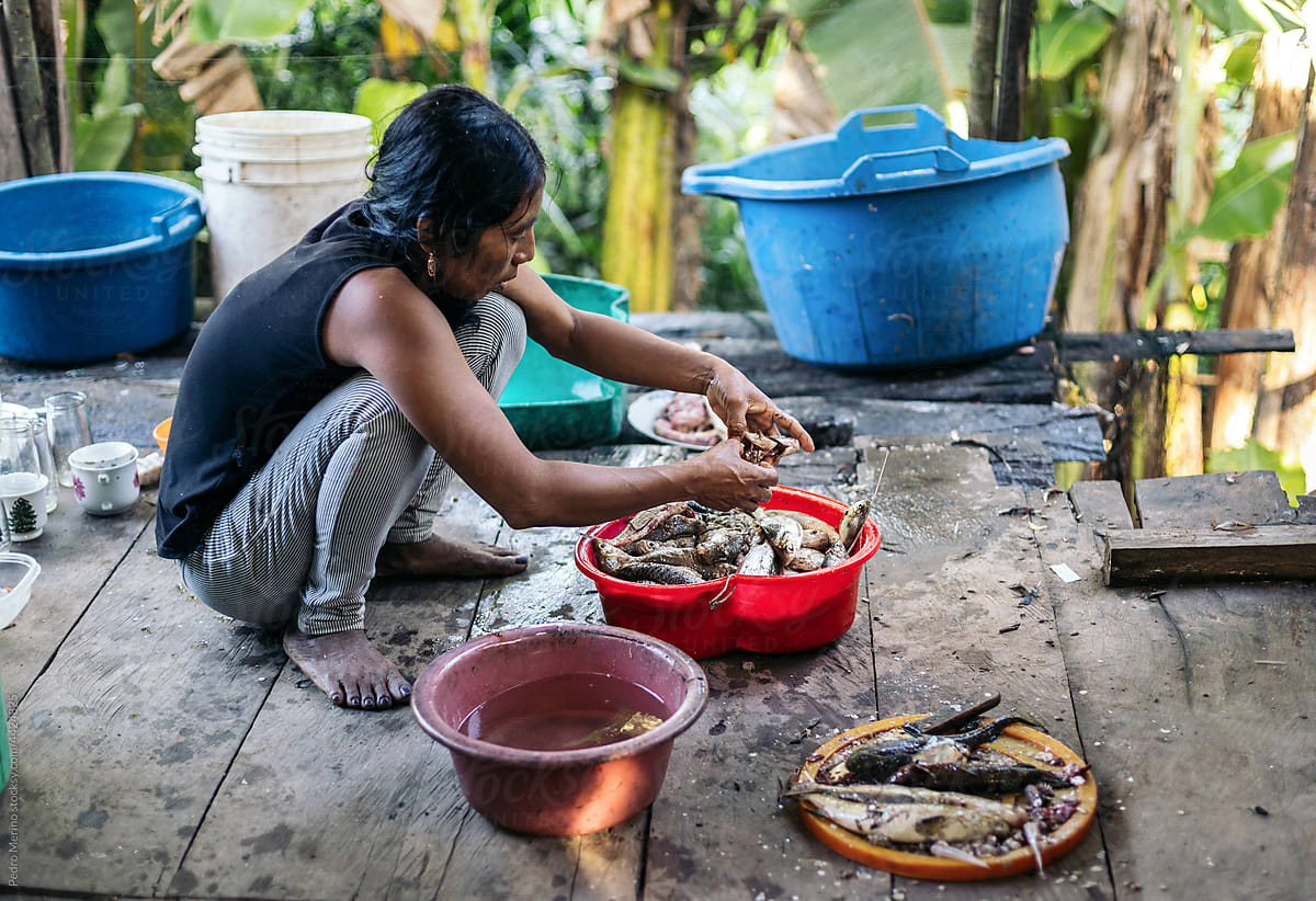 Peruvian woman cleaning fish