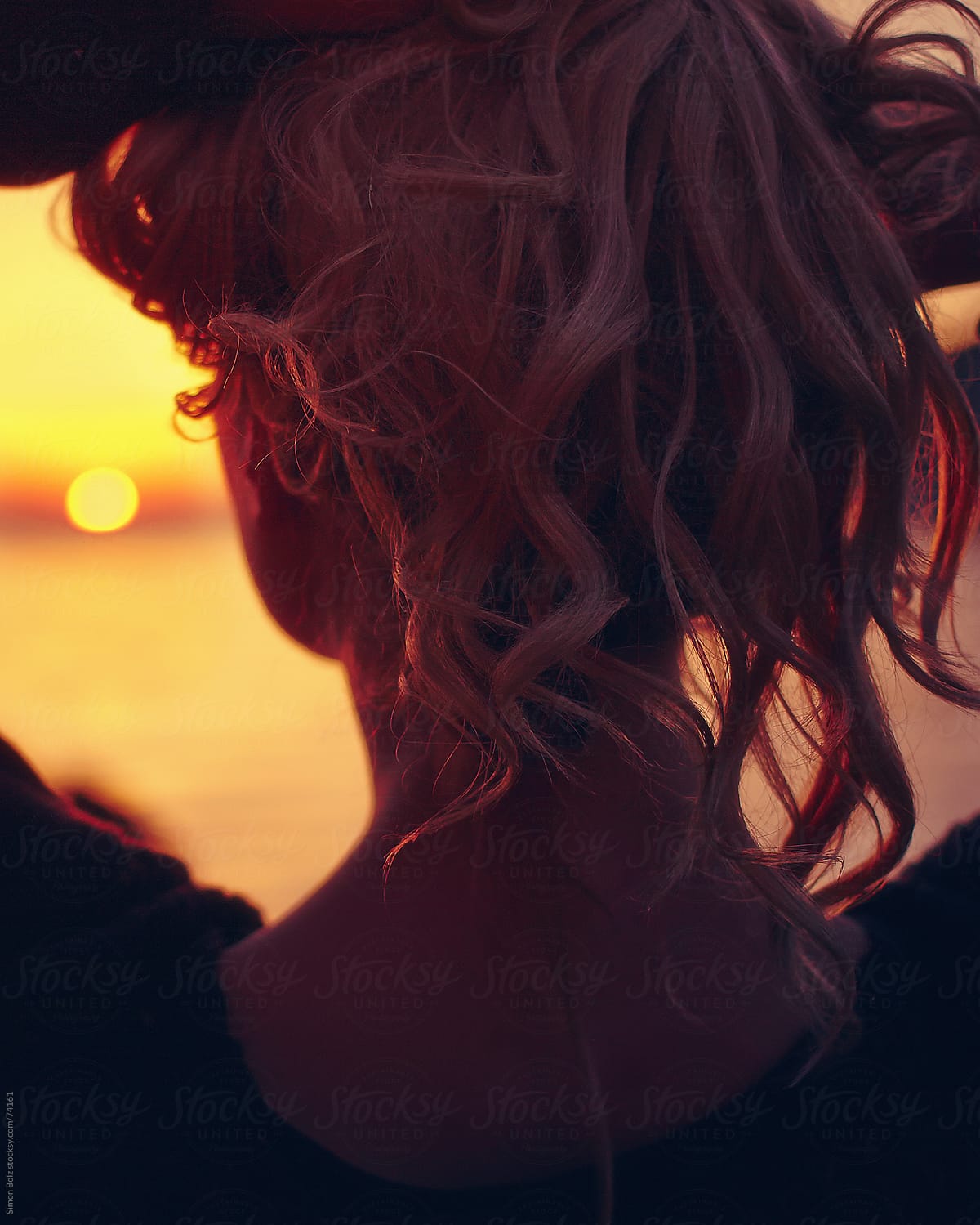 Portrait From Behind Of A Blonde Watching A Sunset Del Colaborador De 