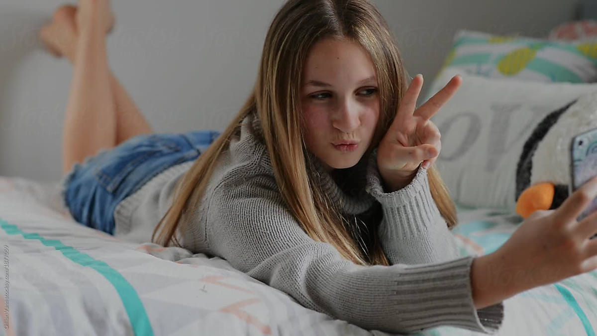 Teen Girl In Bedroom Taking Selfies On Her Phone Por
