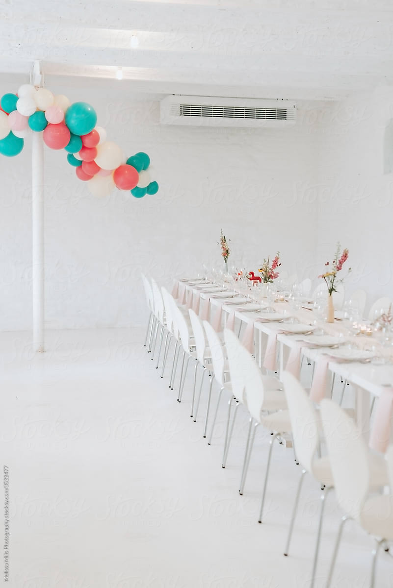 Party table with balloon arch in pastel colored theme