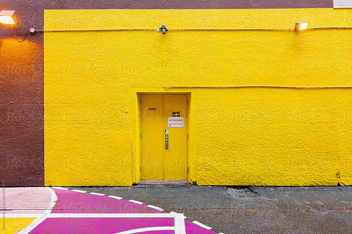 Yellow wall with a circle on the floor