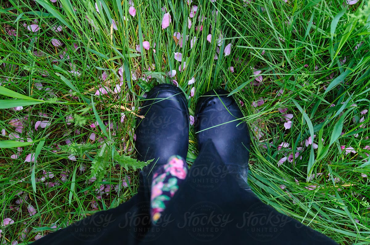Woman\'s feet standing in grass.