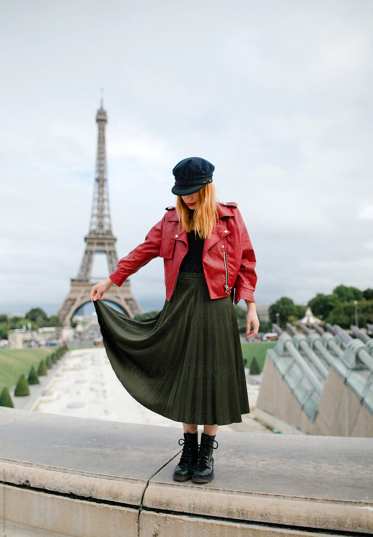 stylish ginger woman in frnt of the eiffel tower