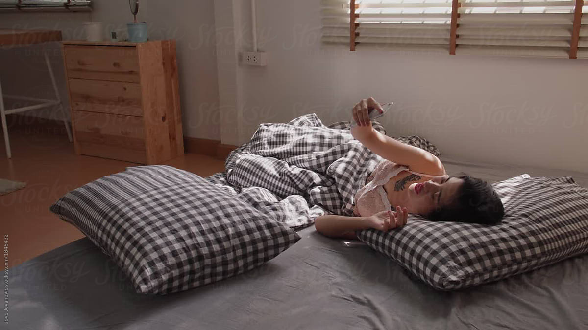 Woman Doing Video Call In Bed In Morning Del Colaborador De Stocksy Jovo Jovanovic Stocksy 8409