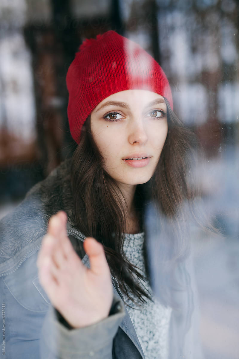 «Winter Portrait Of A Girl Through A Transparent Glass» del colaborador ...