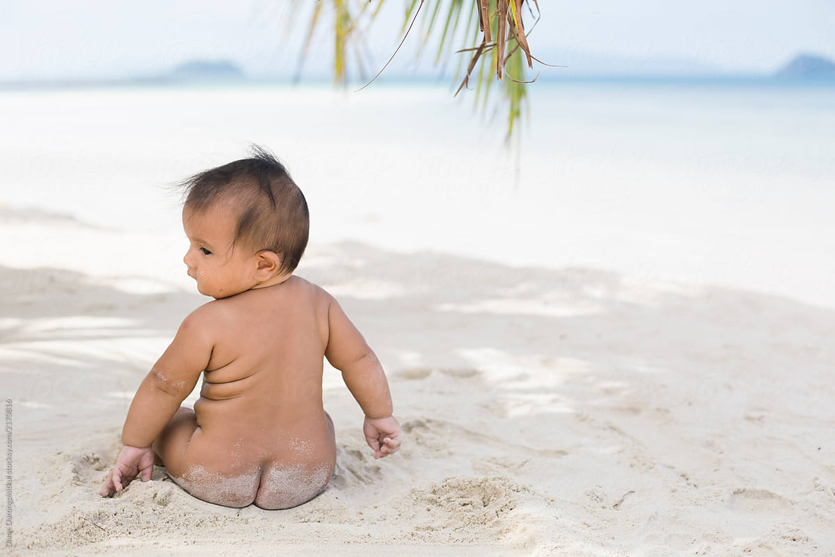 Desnudo Beach Child