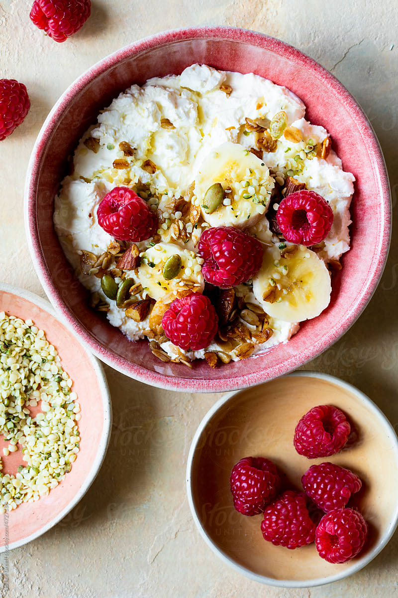 Cottage cheese with fruit and hemp seeds
