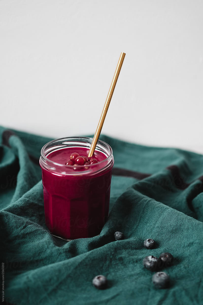 Currant smoothie in glasses with metal straws