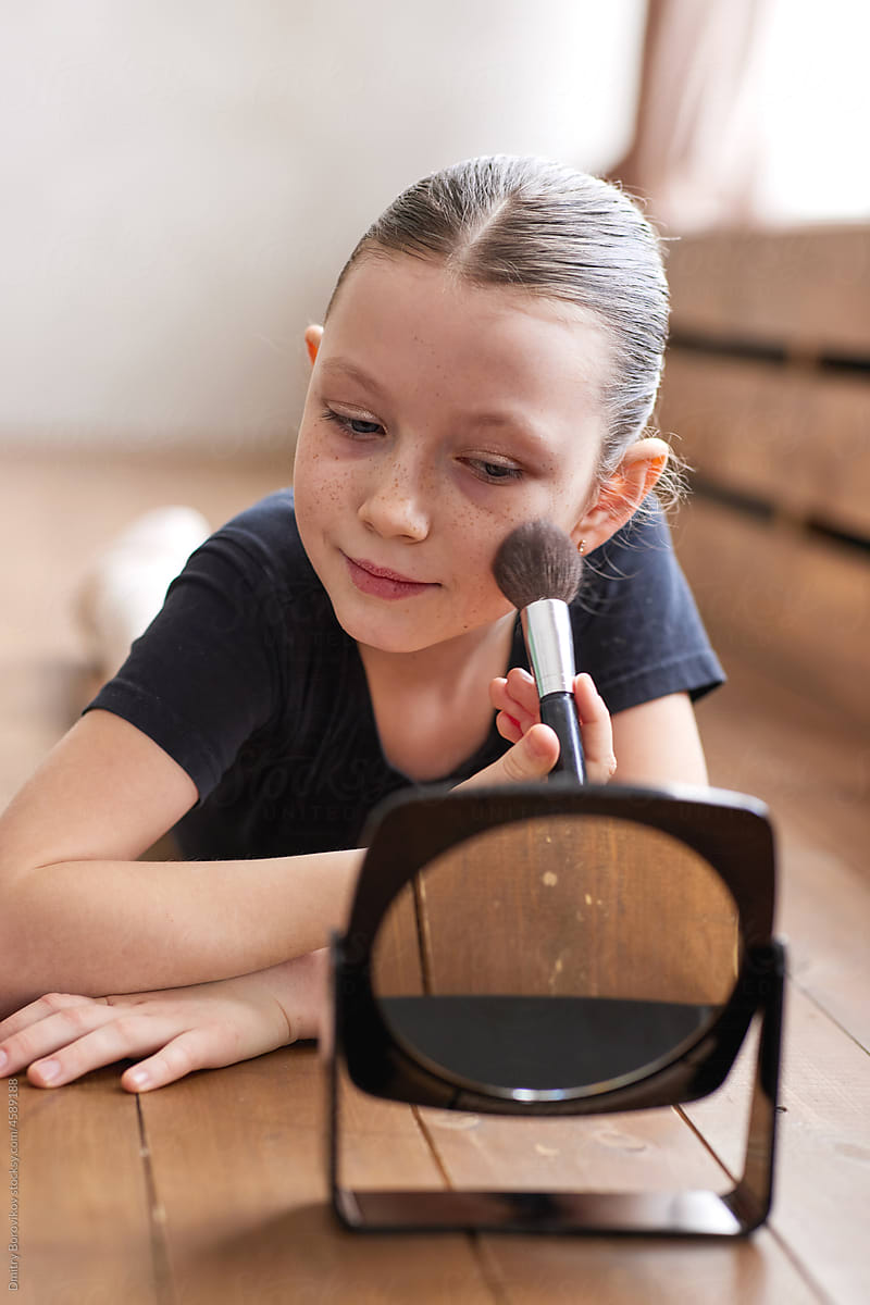 A teenage girl does makeup